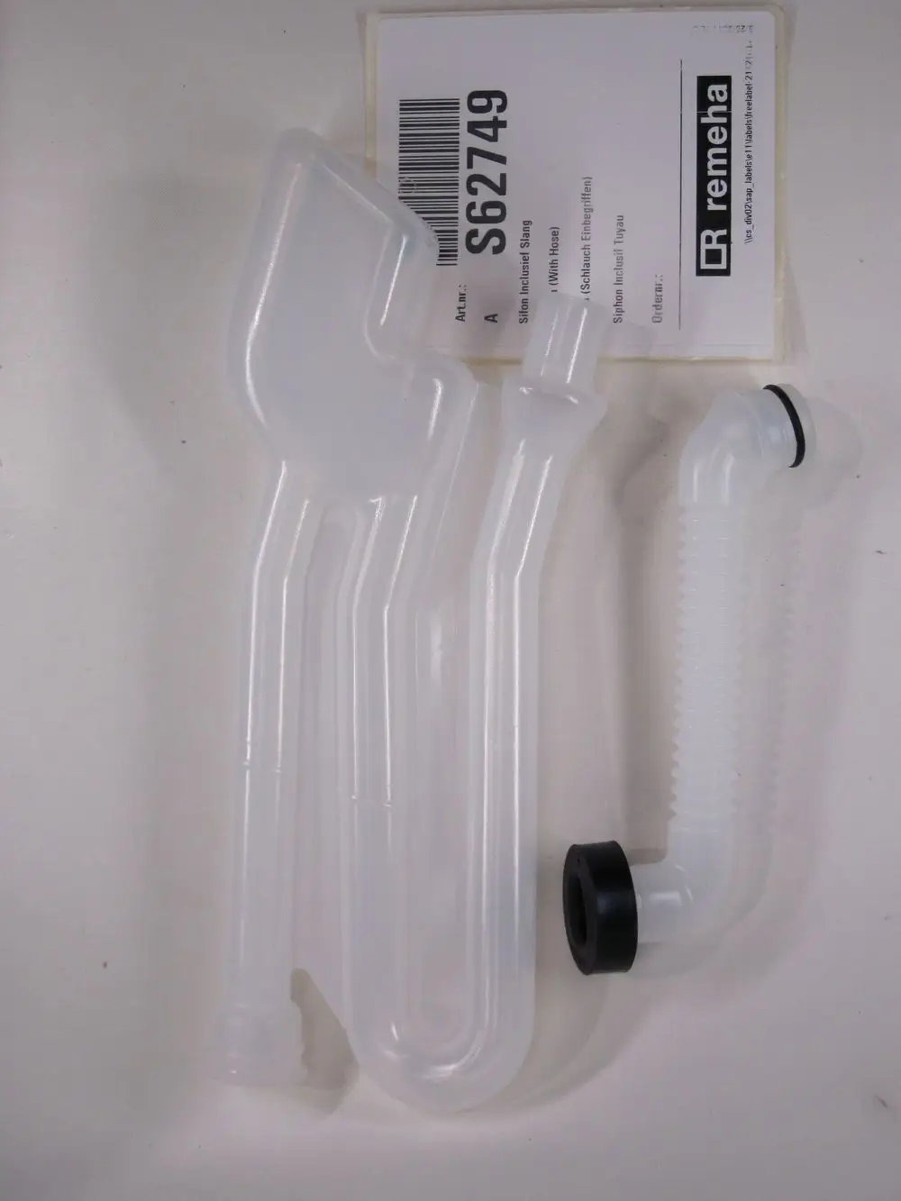 Transparente Kunststoffteile für eine Siphon-Anlage, hergestellt von Remeha, bestehend aus mehreren verbundenen Röhren und einem Anschlussstück.